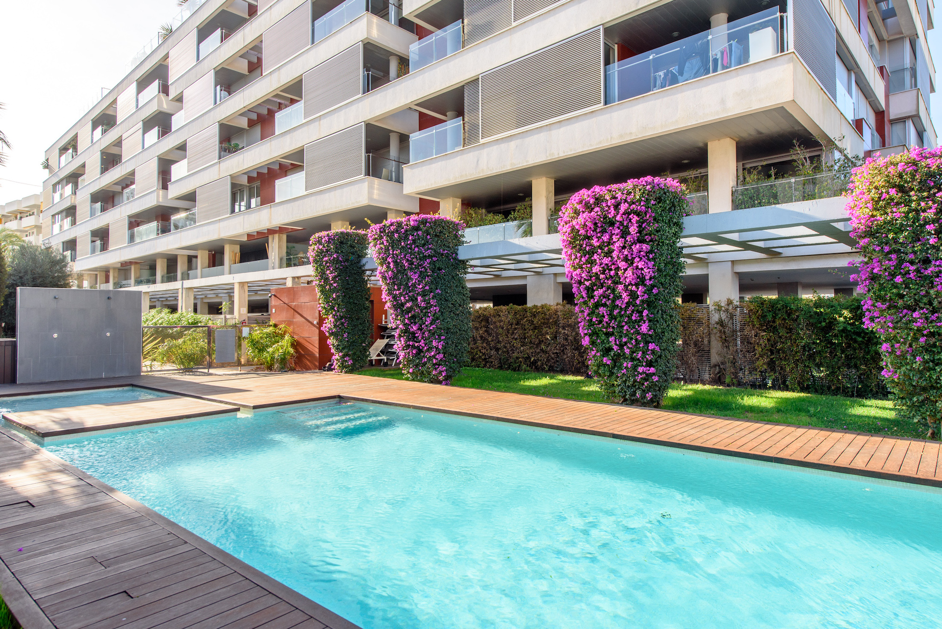 Resa Estates Ibiza te koop penthouse Marina botafoch for sale Ibiza community pool.jpg